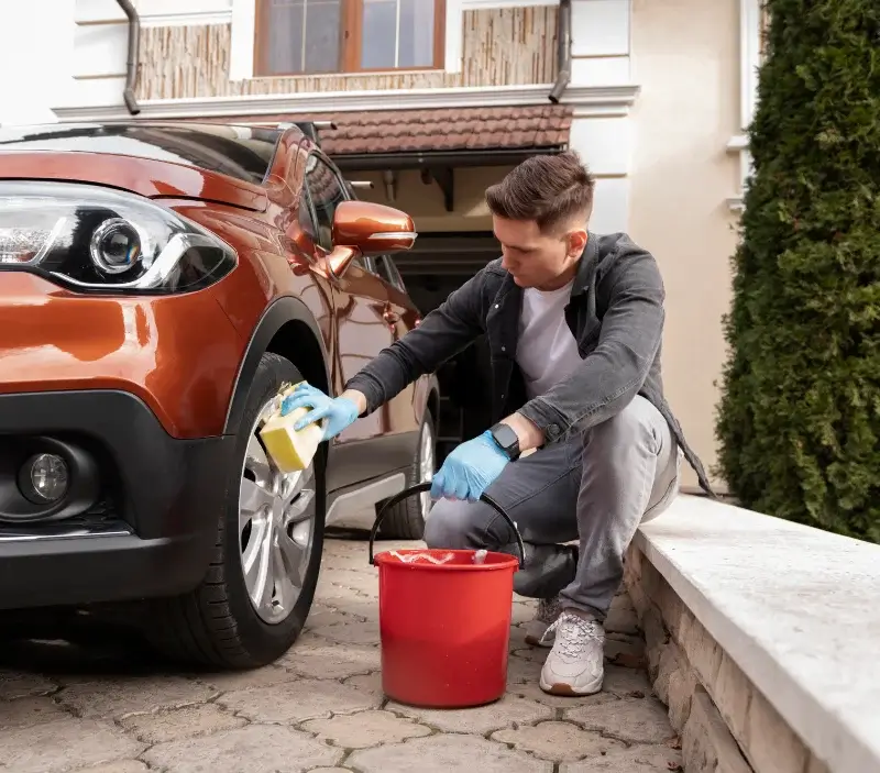 Lavage auto à domicile Saint-Nazaire-de-Pézan : professionnel intervenant sur un véhicule